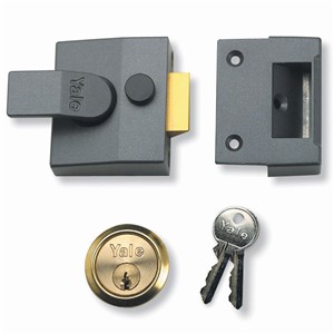 N/S CYL RIM NIGHTLATCH BRASS LUX 60X67MM YALE 85